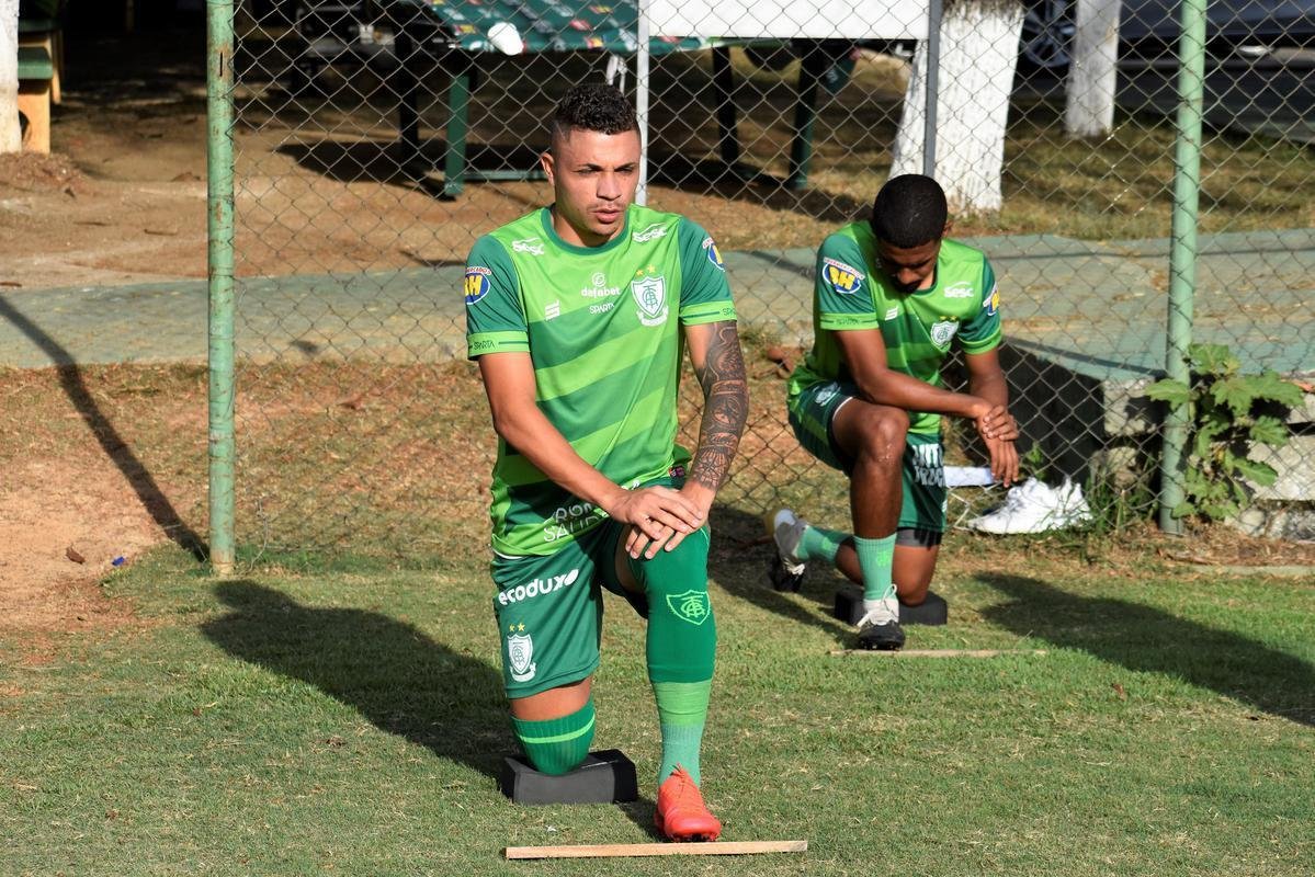 O Amrica segue em preparao para a deciso do Campeonato Mineiro, contra o Atltico. No prximo sbado (22), s 16h30, os rivais se enfrentaro no Mineiro, em Belo Horizonte. Para ser campeo estadual pela 17 vez, o Coelho precisar vencer o confronto. Isso porque a primeira partida terminou empatada em 0 a 0, e o Atltico possui a vantagem de jogar por um novo empate.
