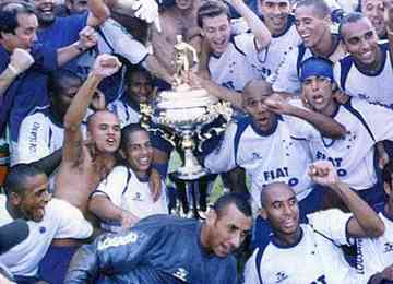 Raposa assombrou o Brasil ao conquistar Campeonato Mineiro, Copa do Brasil e Campeonato Brasileiro em 2003