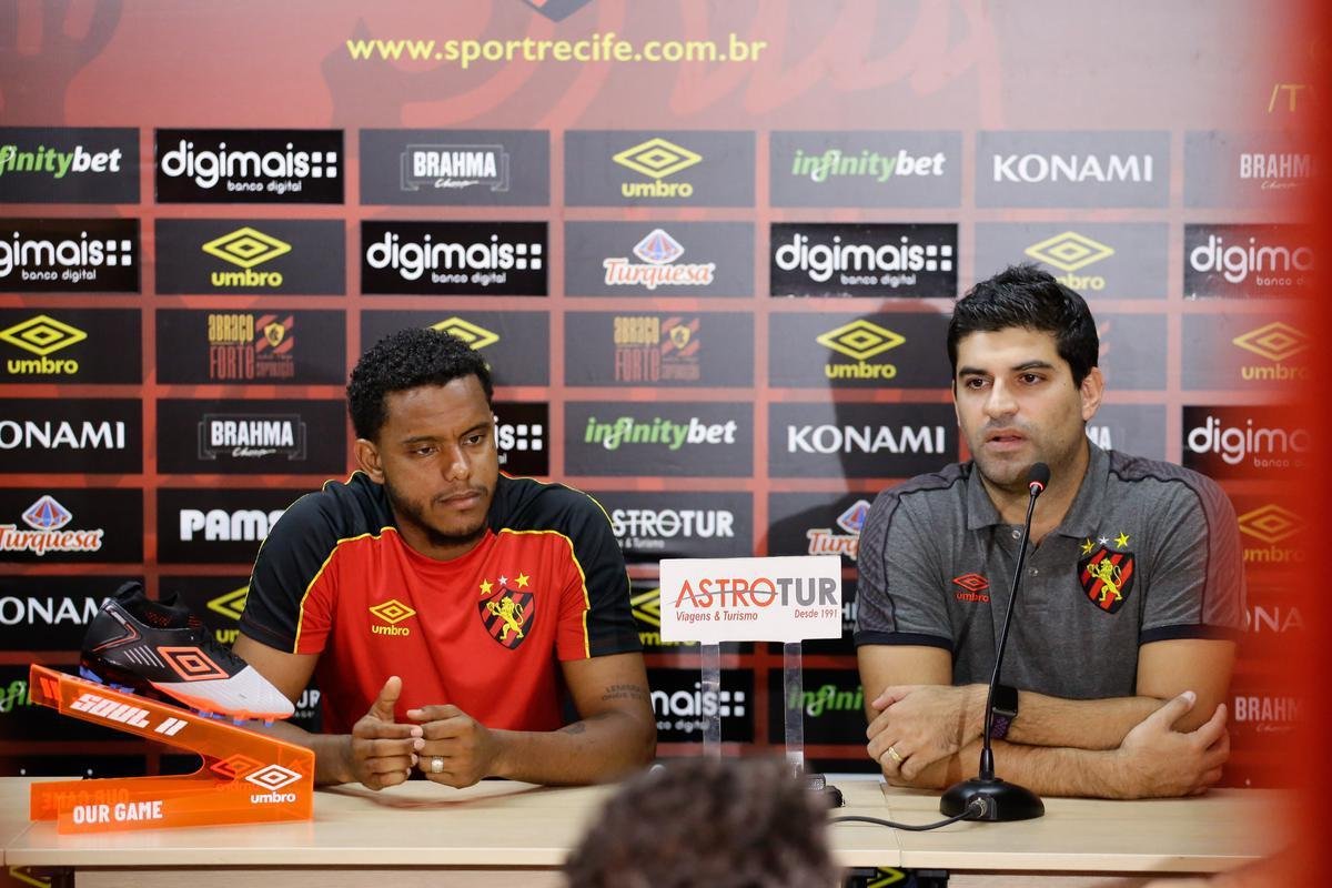 Rithely teve uma manhã agitada no CT do Sport. Ainda sem treinar, o jogador esteve nas instalações do clube para realizar exames fisiológicos junto ao preparador do clube, Inaldo Freire. Depois, apareceu no campo para cumprimentar os companheiros e assistir a movimentação comandada pelo técnico Guto Ferreira. Por fim, concedeu entrevista coletiva, onde abordou o retorno ao clube - confira na íntegra acessando o nosso site