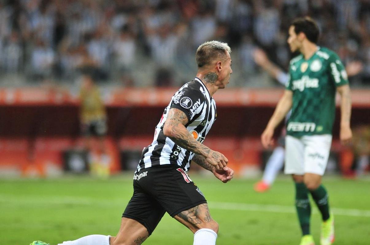 No segundo tempo, de cabea, Vargas abriu o placar para o Atltico no Mineiro: 1 a 0