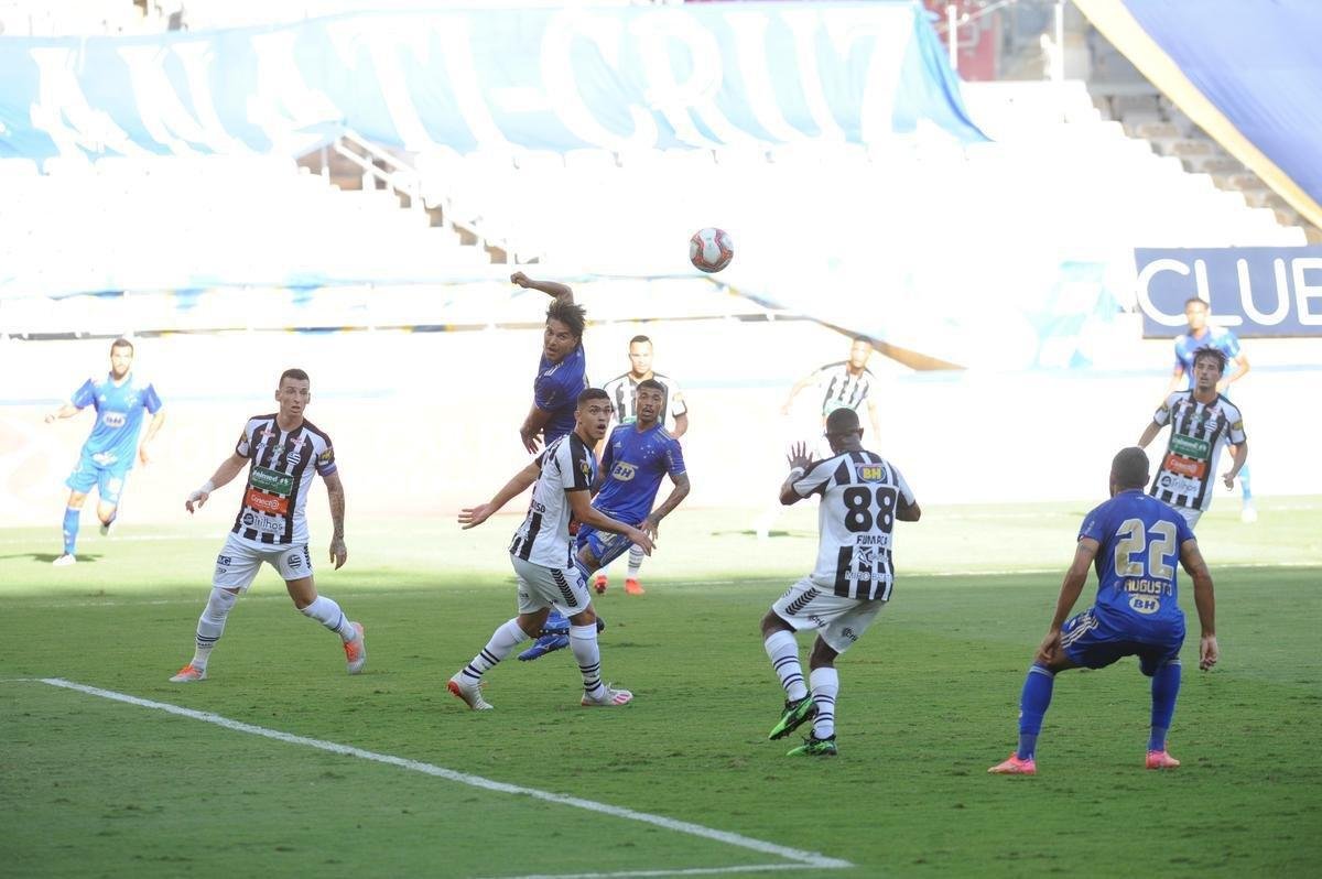 Fotos da vitria do Cruzeiro sobre o Athletic de So Joo del-Rei, por 1 a 0, no Mineiro, pela quarta rodada do Campeonato Mineiro de 2021. Marcelo Moreno, de pnalti, marcou o gol do triunfo celeste no Gigante da Pampulha