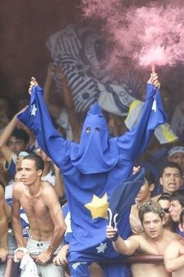 Torcida do Cruzeiro lotou Mineiro em 30 de novembro de 2003 para assistir ao duelo com o Paysandu, pela 44 rodada do Campeonato Brasileiro, que confirmaria o ttulo brasileiro e a Trplice Coroa. O pblico foi de 73.141 pagantes e gerou uma renda de R$ 827.201,00. O nmero de presentes no foi divulgado. O time celeste no decepcionou, venceu por 2 a 1, com gols de Zinho e Mota, e deu incio  festa em Belo Horizonte.