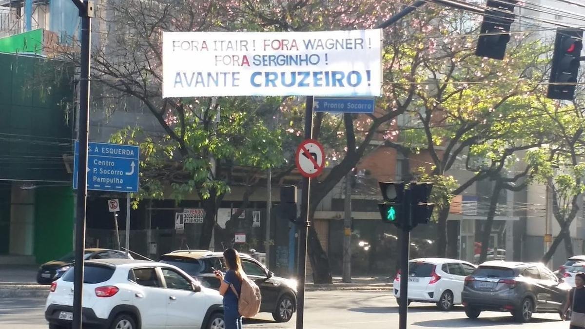 Faixas espalhadas por Belo Horizonte contra a diretoria do Cruzeiro