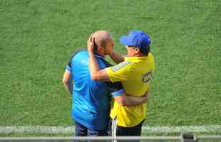 Ex-tcnico do Cruzeiro, Mozart cumprimentou Vanderlei Luxemburgo e todos os jogadores da Raposa antes do duelo com o CSA