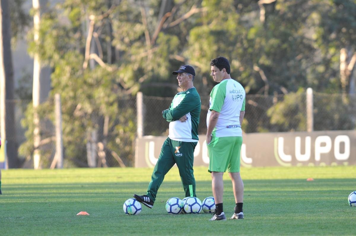 Depois de reunio com elenco e diretoria, Adilson Batista observou treino comandado por Drubscky no Amrica