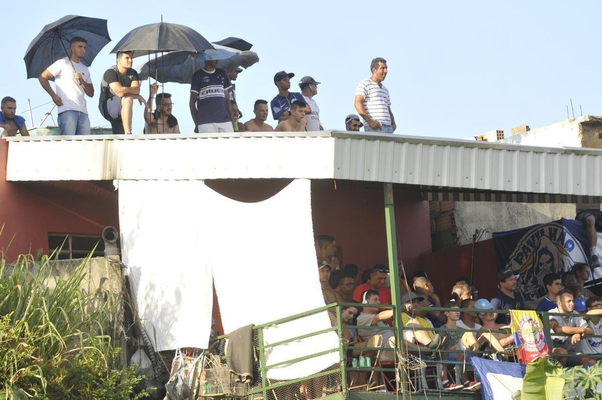 Torcidas de Cruzeiro e Guarani lotaram estdio Fario e casas do entorno, em Divinpolis, para assistir ao duelo de abertura do Campeonato Mineiro 2019