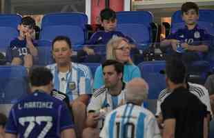 Familiares de Messi em camarote do Estdio 974, de Doha, durante jogo entre Argentina e Polnia pelo Grupo C da Copa do Mundo. Nas fotos aparecem o pai Jorge Messi, a esposa Antonela Roccuzzo e os filhos Ciro, Thiago e Matteo