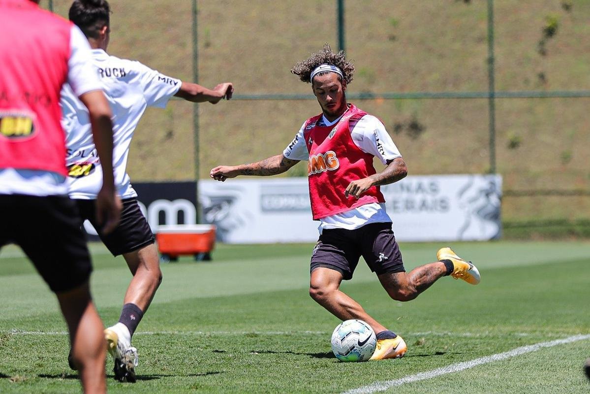 Atlético divulga fotos do novo uniforme de treino