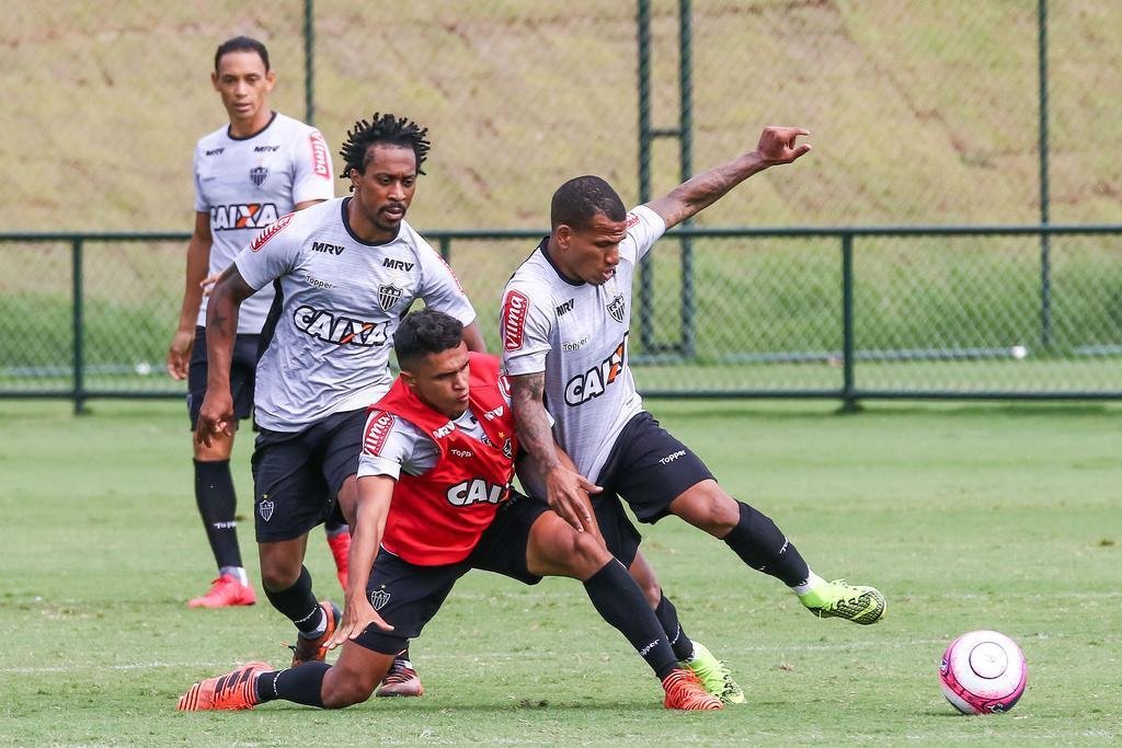 Imagens do treino coletivo comandado por Oswaldo de Oliveira