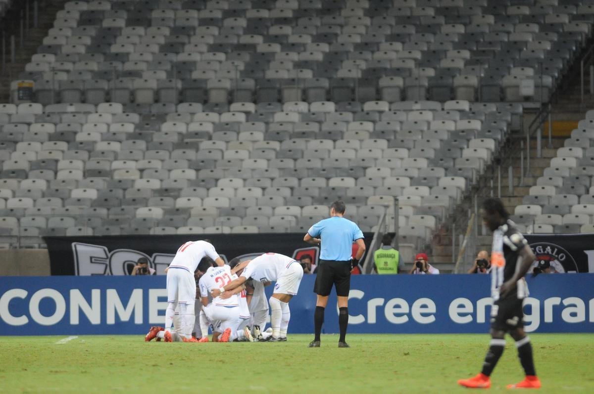 Festa dos jogadores do Nacional e decepo dos atleticanos no Mineiro