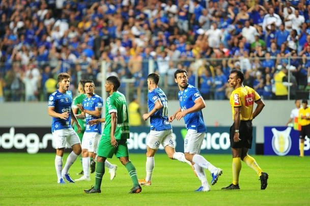Com apoio da torcida, Cruzeiro recebeu a Chapecoense no Independncia 
