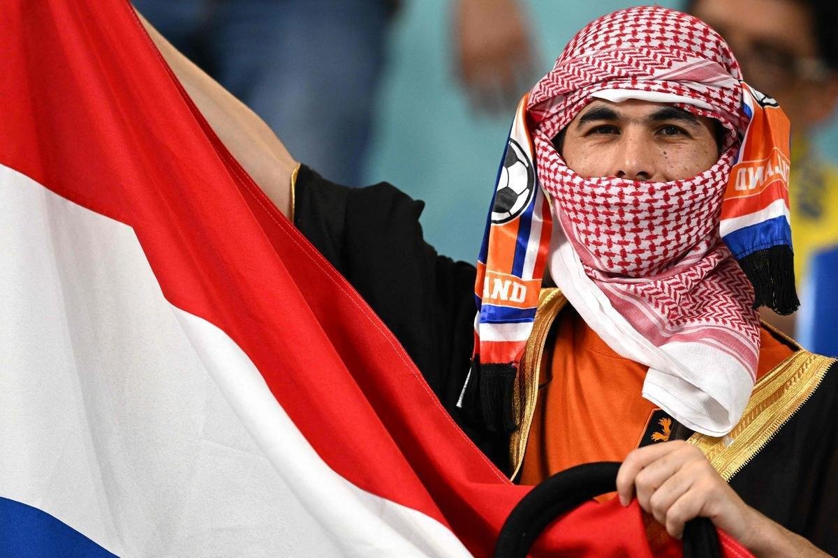 Torcedores de Holanda e Equador no jogo pelo Grupo A da Copa do Mundo.