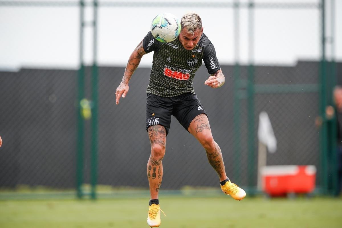 Imagens do primeiro treino de Eduardo Vargas pelo Atltico