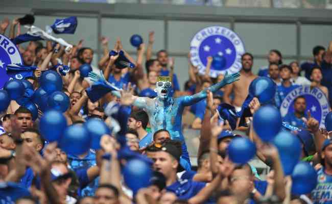 Torcida do Cruzeiro empurrou durante todo o clássico e aplaudiu jogadores ao apito final