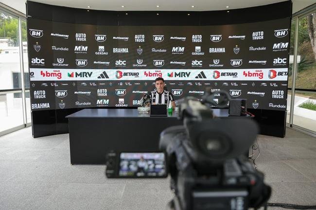 Saravia foi apresentado oficialmente pelo Atltico nesta sexta-feira (17/2), na Cidade do Galo. Lateral-direito argentino tem 29 anos.