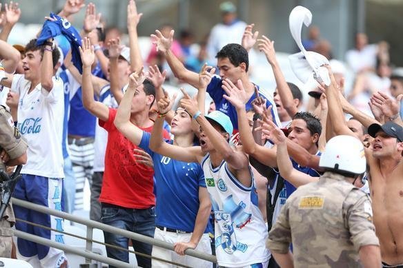 Imagens da torcida do Cruzeiro no clssico contra o Atltico 