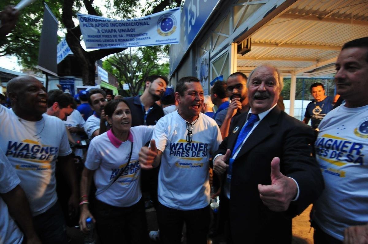 Fotos da eleio presidencial no Cruzeiro. Parque esportivo do Barro Preto, em BH, esteve lotado durante tarde e noite desta segunda-feira