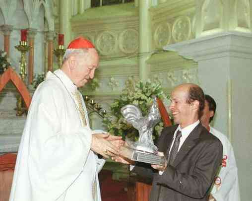Dom Serafim recebeu o Galo de Prata das mãos do então presidente do Atlético, Ricardo Guimarães