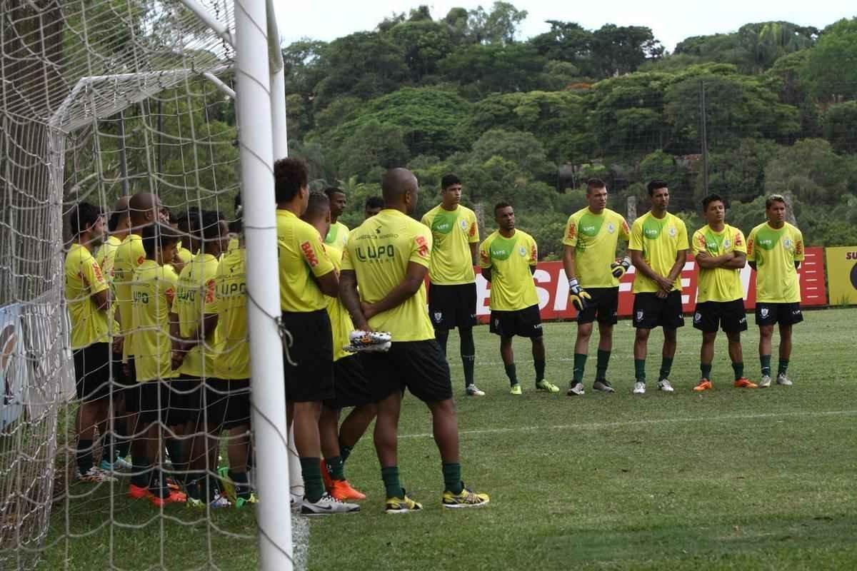 O elenco do Amrica se reapresentou para a temporada 2015 na tarde desta segunda-feira, no CT Lanna Drumond. Depois de reunio com integrantes do conselho de administrao, os jogadores foram para um campo secundrio, onde realizaram o primeiro trabalho com bola. O gramado principal passa por reformas.