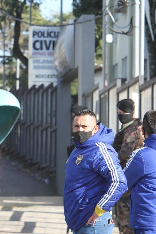 A delegao do Boca Juniors foi liberada da Central de Flagrantes 4  (CEFLAN 4) da Polcia Civil, no bairro Alpio de Melo, regio Noroeste de Belo Horizonte, por volta das 12h desta quarta-feira. Jogadores e membros da comisso tcnica da equipe argentina ficaram na delegacia por cerca de 12 horas para esclarecimentos sobre a confuso no Mineiro aps a eliminao diante do Atltico, nos pnaltis, pelas oitavas de final da Copa Libertadores da Amrica.
