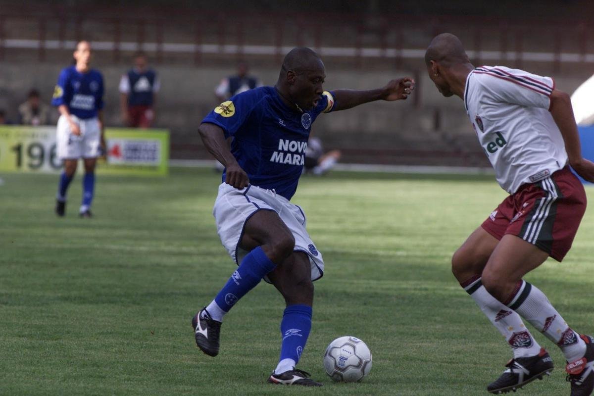 Fotos da passagem do jogador Rincn pelo Cruzeiro, em 2001.  Ele faleceu aos 55 anos nesta quarta-feira (13/4/2022), aps sofrer acidente automobilstico em Cali, na Colmbia, no dia 11.