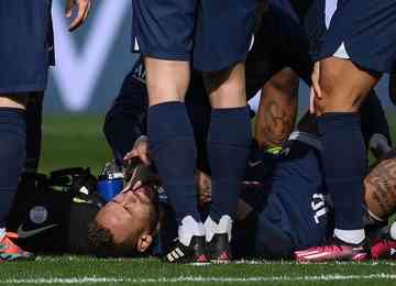 Jogador de 31 anos se machucou após uma entrada por trás do meio-campista rival André Gomes, português do Lille