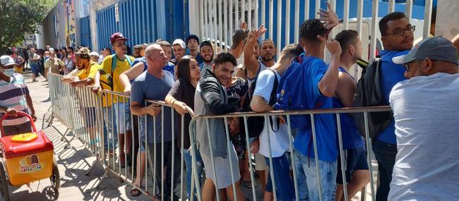 Torcida do Cruzeiro faz fila na bilheteria do Barro Preto
