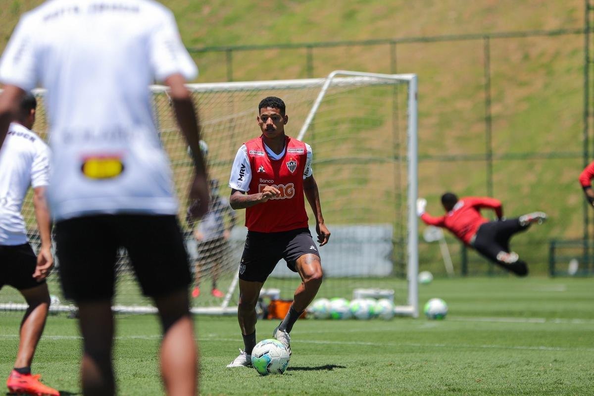 Atlético divulga fotos do novo uniforme de treino