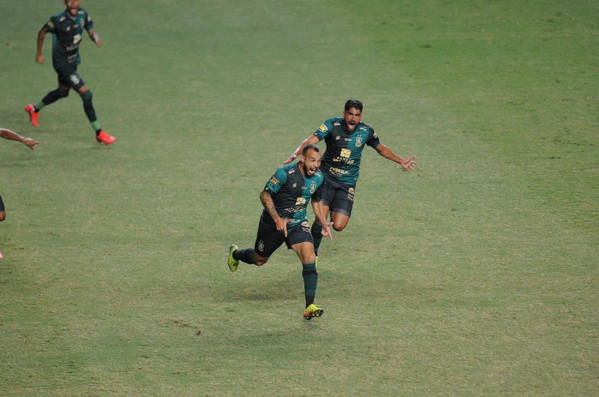 Com uma bomba, Rodolfo abriu o placar para o Amrica depois de assistncia de Al: 1 a 0