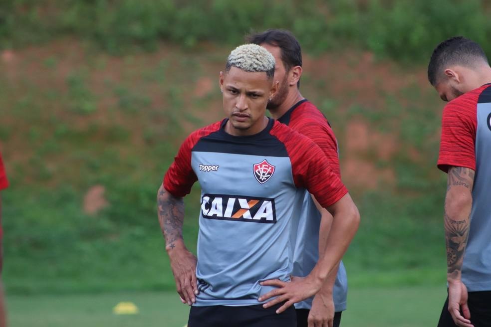 7 Vitria - o elenco rubro-negro  avaliado em 8,75 milhes de euros (R$ 53,2 milhes) pelo Transfermarkt. Com futuro incerto aps perodo no Hatta Club, dos Emirados rabes Unidos, Neilton, ex-Cruzeiro, lidera a cotao individual, com 1,4 milho de euros (R$ 8,5 milhes). Dez jogadores do time baiano no foram analisados pela plataforma alem.