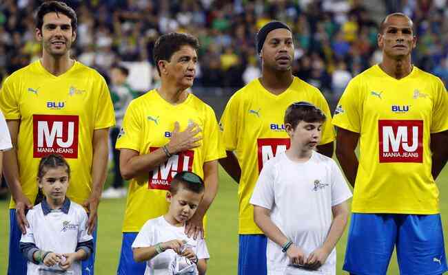 Meia-atacante Rivaldo (dir) e outros campees mundiais pelo Brasil, como Kak (esq), Bebeto (centro esq) e Ronaldinho Gacho (centro dir)