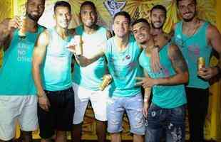 Jogadores do Cruzeiro no carnaval 2018:  Thiago Neves postou foto com companheiros em Salvador