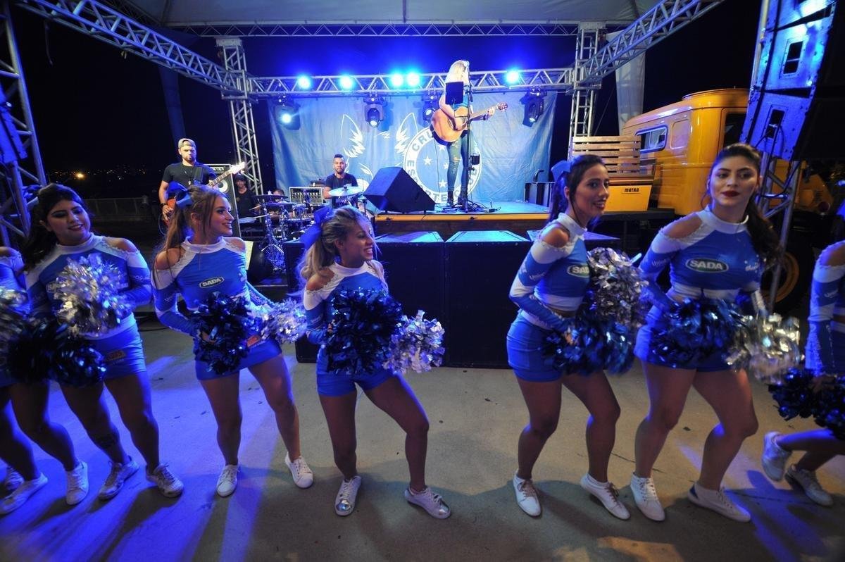 Com lanamento de uniforme e aes voltadas para o Dia Internacional da Mulher, Cruzeiro movimentou esplanada do Mineiro antes de jogo contra a URT (crdito: Juarez Rodrigues/EM D.A Press)