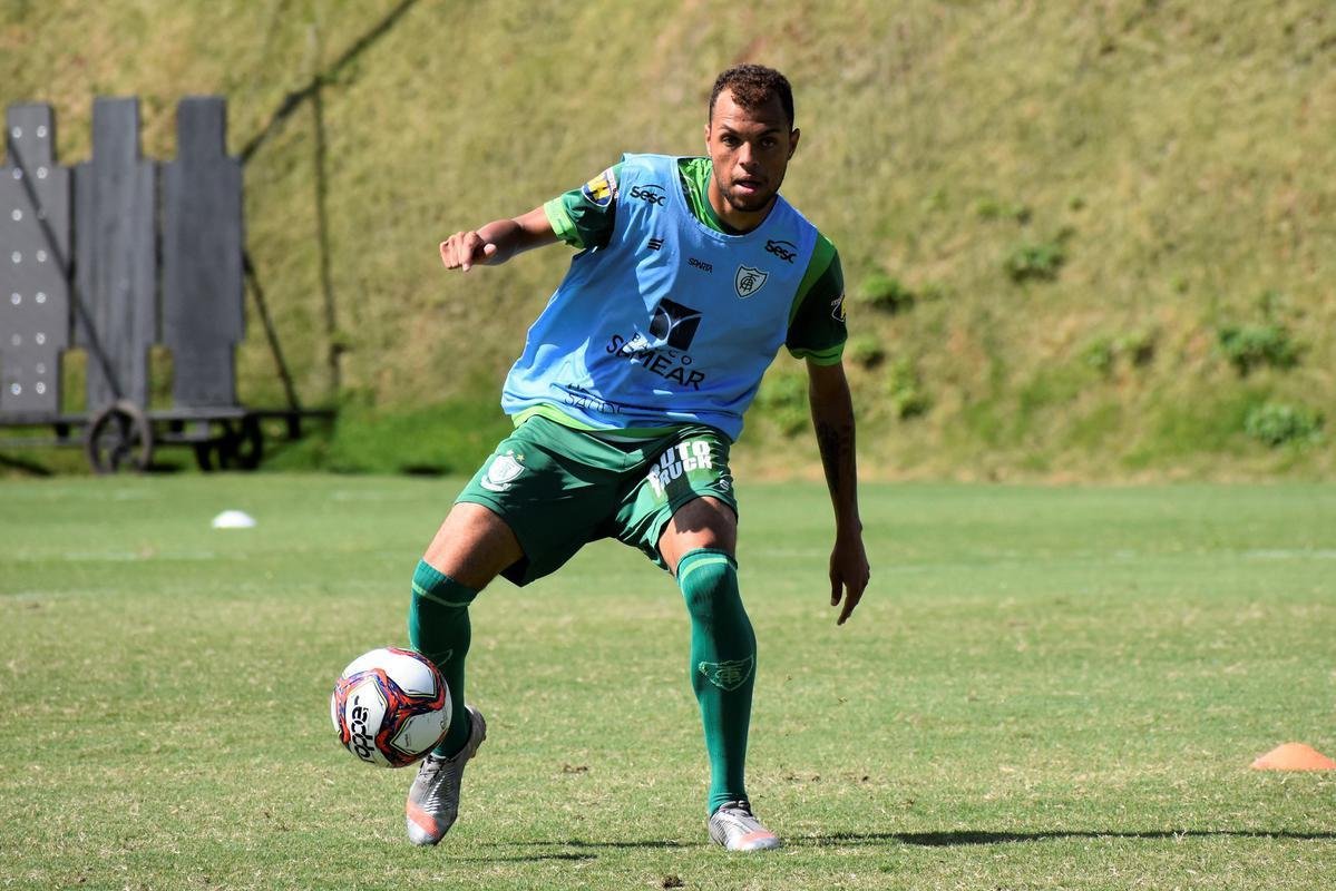 O Amrica segue com treinamentos intensivos voltados para a disputa do Campeonato Mineiro. No prximo sbado (27), o Coelho estreia no estadual diante do Boa Esporte, s 19h. A partida ser realizada no Independncia, em Belo Horizonte. A tendncia  que, neste primeiro compromisso, o tcnico Lisca utilize jogadores que tiveram menor minutagem na temporada 2020/21, alm de nomes promissores das categorias de base do clube.