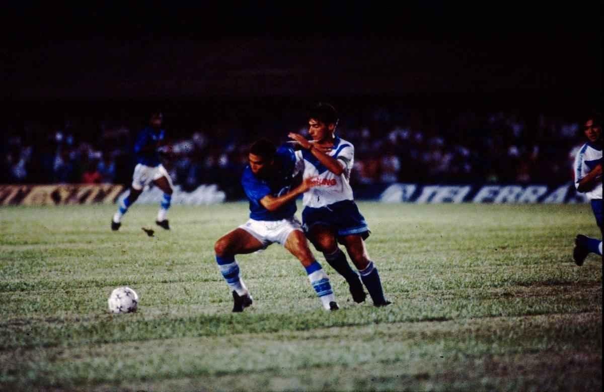 1994 - Copa Libertadores - Cruzeiro foi eliminado nas oitavas de final ao ser derrotado pelo Unin Espaola-CHI. Imagem da partida diante do Vlez Sarsfield, no Mineiro, pela fase de grupos.