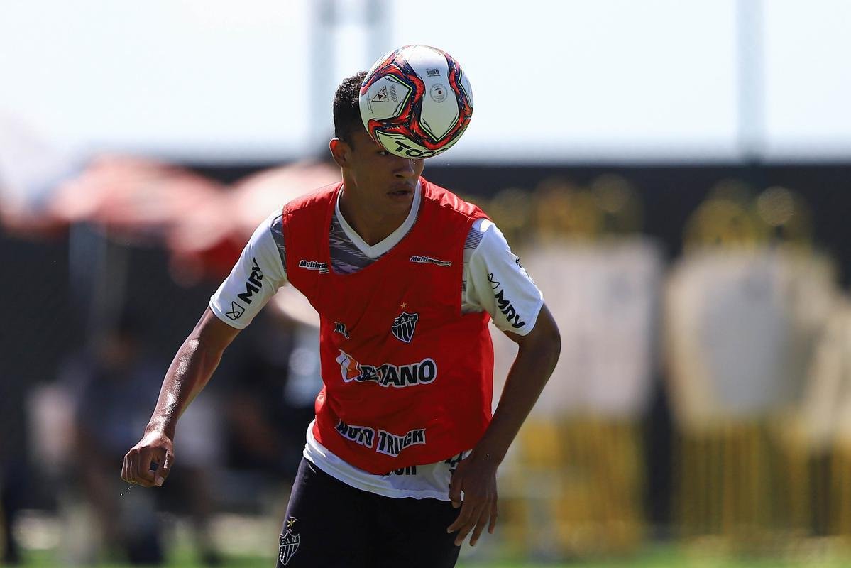 Fotos do coletivo entre profissionais e sub-20 do Atltico