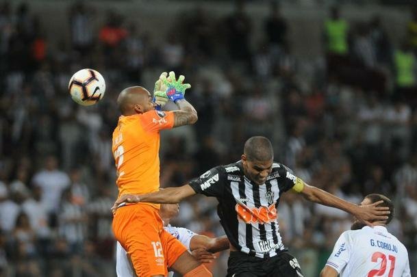 Festa dos jogadores do Nacional e decepo dos atleticanos no Mineiro