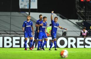 Fotos do primeiro tempo de Racing e Cruzeiro, no El Cilindro, pela Copa Libertadores. Arrascaeta empatou para o Cruzeiro, de cabea, aps cruzamento de Egdio