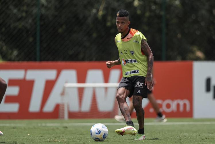 Após a vitória por 2 a 1 sobre o Cuiabá, neste domingo (24), pelo Campeonato Brasileiro, o elenco do Atlético se reapresentou e treinou na tarde desta segunda-feira (25), na Cidade do Galo, em Vespasiano. As atividades visaram o duelo de volta da semifinal da Copa do Brasil, contra o Fortaleza, que ocorrerá na quarta-feira (27). Por ter vencido o jogo de ida por 4 a 0, no Mineirão, o Galo tem vaga encaminhada na decisão do principal torneio mata-mata do país.