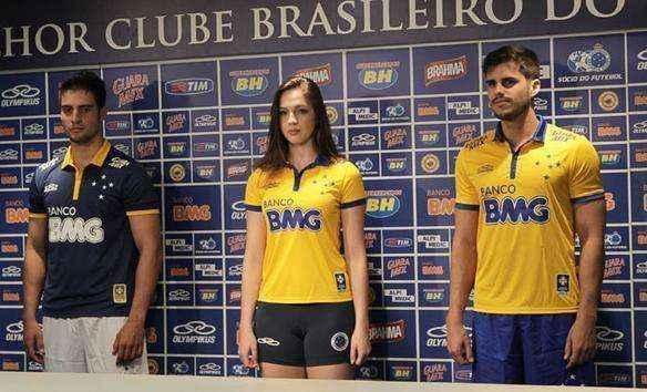 Terceiro uniforme de 2014 tambm foi amarelo, em homenagem  Copa do Mundo no Brasil. Camisa de goleiro foi azul com patrocnio branco.