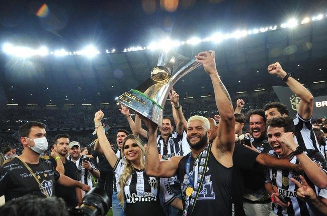 Atltico ergue a taa de campeo brasileiro e d a volta olmpica diante da torcida alvinegra, no Mineiro