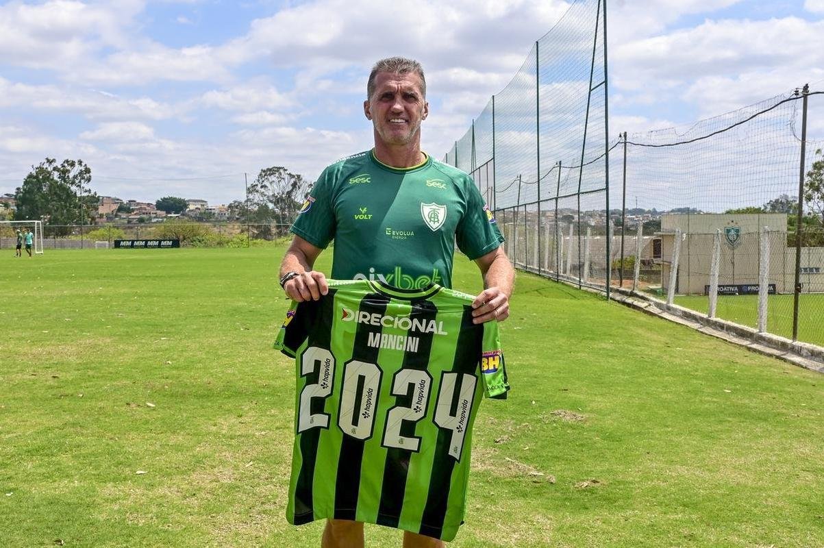 Fotos da renovao do Amrica com o tcnico Vagner Mancini nesta segunda-feira (26/9)