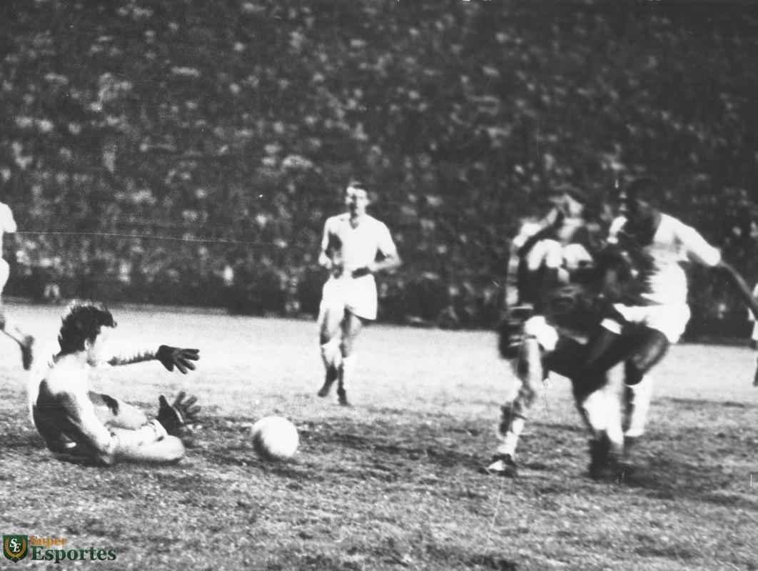 Na final da Taça Brasil, no Pacaembu, Cruzeiro voltou a derrotar o Santos, dessa vez por 3 a 2 com gols de Tostão, Dirceu Lopes e Natal. Pelé e Toninho descontaram para o Peixe