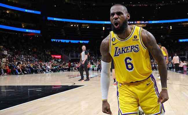 LeBron James ficou prximo do triplo-duplo na vitria do Lakers sobre o Hawks