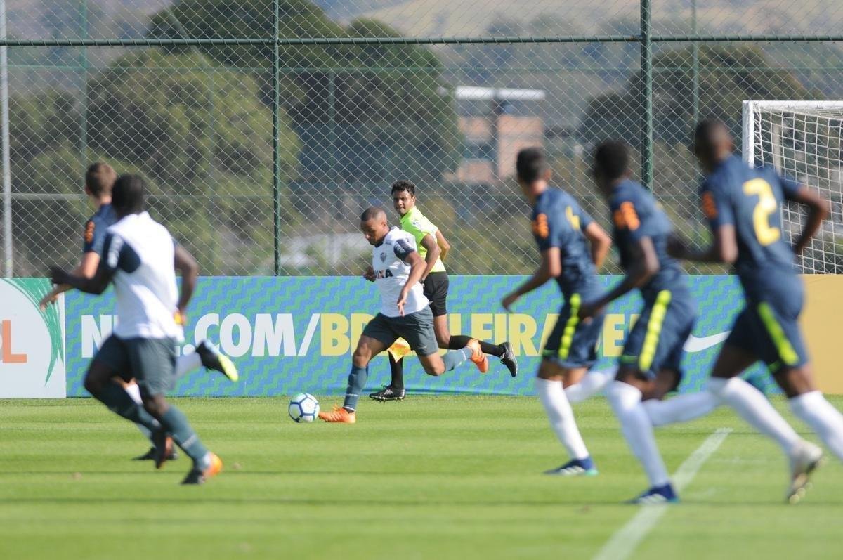 Atltico colocou alguns reforos em campo e derrotou a Seleo Brasileira Sub-20 por 5 a 3 com gols de Ricardo Oliveira (2), Denlson, Terans e Erik. Jhonny Lucas, Alerrandro e Alan descontaram.