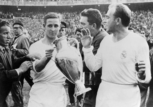 Alfredo Di Stefano (d), que jogou pela Sele��o Argentina e pela Espanha, aparece em quarto na lista