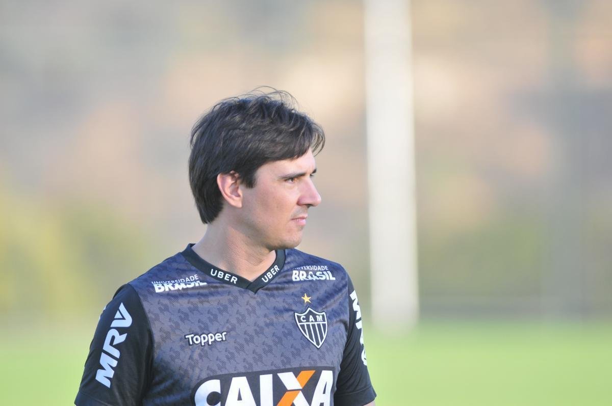 Elenco atleticano fez trabalho ttico orientado por Larghi antes de jogo-treino contra o Coimbra