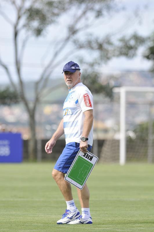 Mano Menezes montou Cruzeiro que deve encarar o Villa Nova no sbado e promoveu trs mudanas em relao ao ltimo jogo: Murilo entrou na vaga de Leo, Egdio no lugar de Marcelo Hermes e Robinho deu lugar a Ariel Cabral