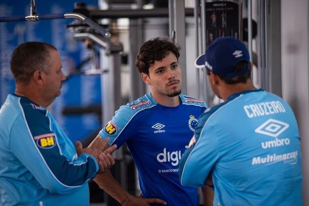 Fotos do treino do Cruzeiro na Toca da Raposa II. Time enfrenta o Internacional, nesta quarta-feira, às 21h30, no Mineirão, pela semifinal da Copa do Brasil. Mano Menezes pode apresentar novidades na escalação diante dos gaúchos.