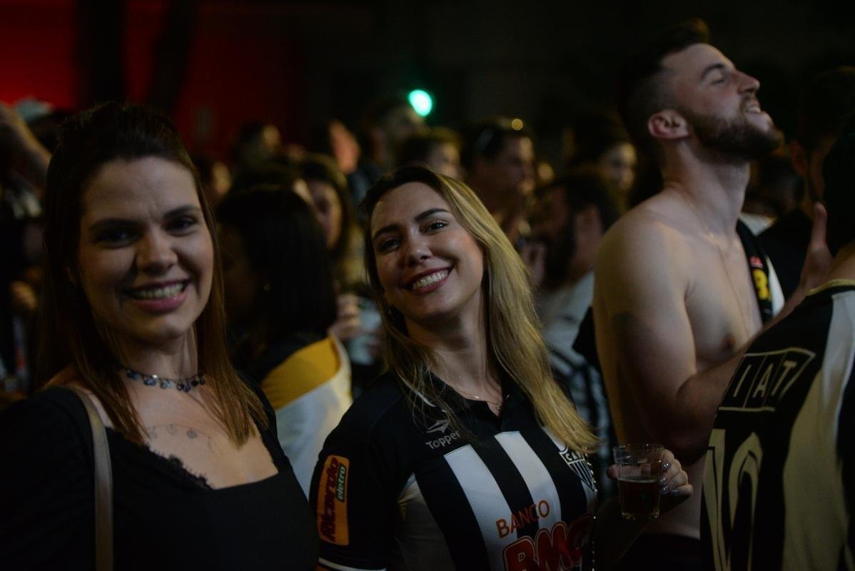 Atleticanos no Bar do Salomo, em BH, durante jogo contra o Bahia. Depois da vitria por 3 a 2 houve muita festa pelo ttulo brasileiro